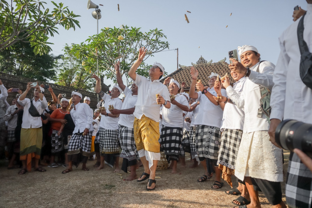 Mohon Amerta dan Kebahagiaan Jagat, ​​​​​​​Sekda Adi Arnawa Ikuti Aci Tabuh Rah Pengangon Desa Adat Kapal